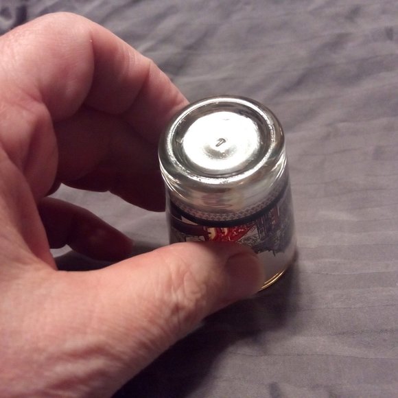 Gold Rim Souvenir Shotglass -  Quebec City / Ville de Québec showing City Sights - Picture 9 of 10